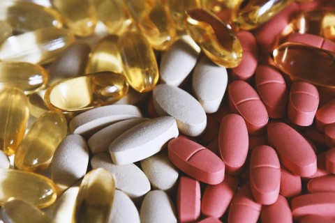 Automedicação com vitaminas e suplementos pode ser perigosa, alertam especialistas